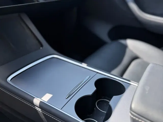 Tesla Model Y — Фото автомобиля 22