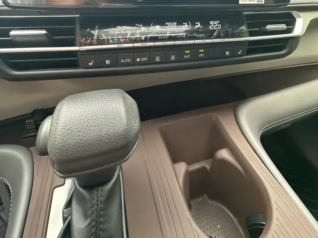 Toyota Granvia 2024 2.5L Hybrid Comfort — Фото автомобиля 20