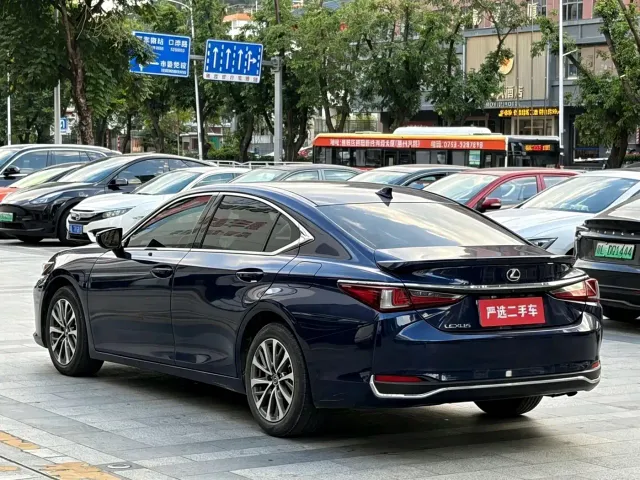 Lexus ES — Фото автомобиля 4