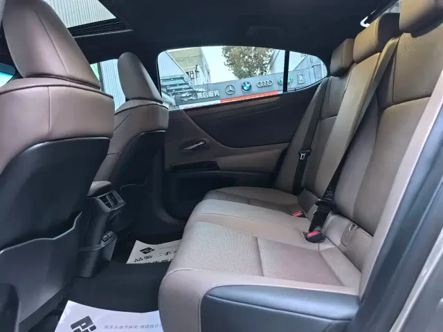 Lexus ES — Фото автомобиля 8