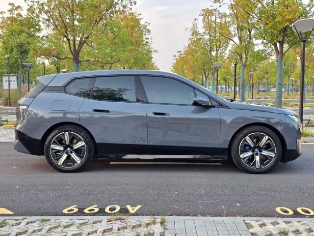 BMW iX — Фото автомобиля 8