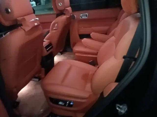 Li Auto L8 — Фото автомобиля 16