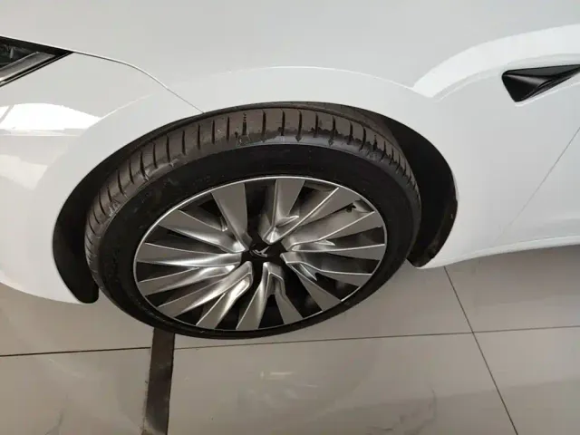 Tesla Model 3 — Фото автомобиля 22
