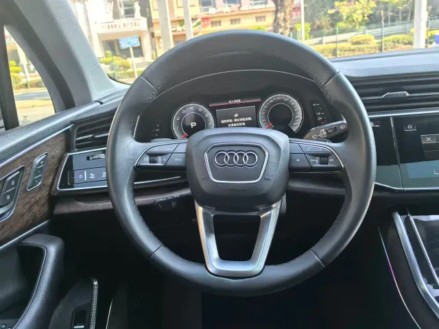 Audi Q7 — Фото автомобиля 7