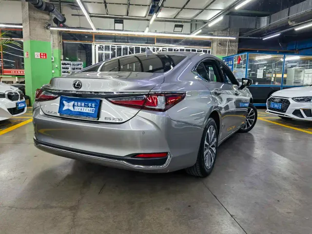 Lexus ES — Фото автомобиля 4