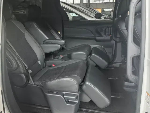 Toyota Sienna — Фото автомобиля 5