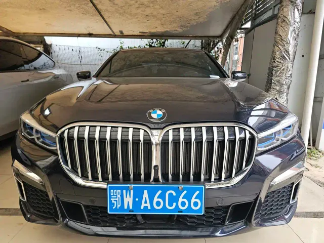 Фотография автомобиля — BMW 7 Series
