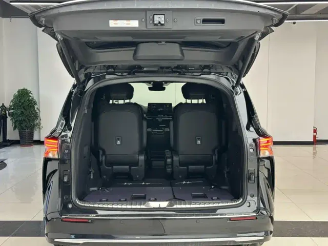 Toyota Sienna — Фото автомобиля 2