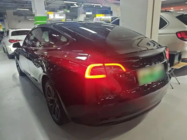 Tesla Model 3 — Фото автомобиля 4