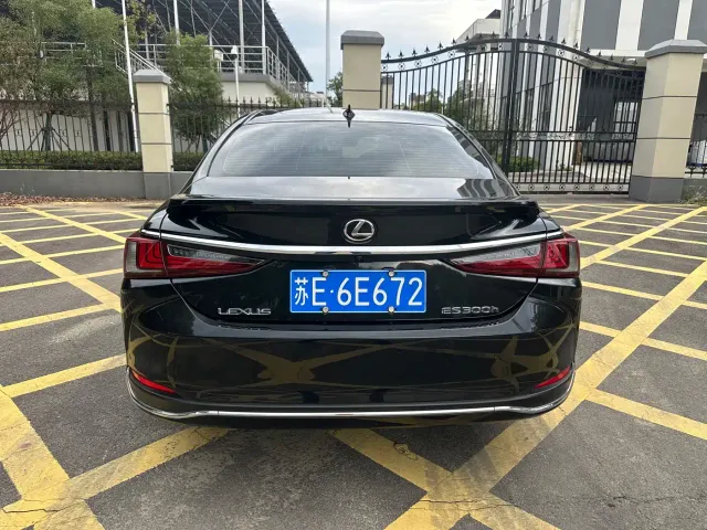 Lexus ES — Фото автомобиля 4