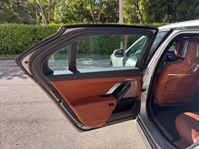BMW i7 — Фото автомобиля 17