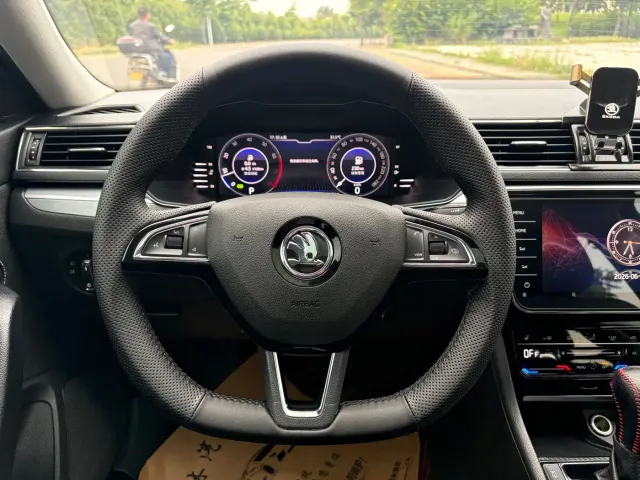Skoda Superb — Фото автомобиля 12