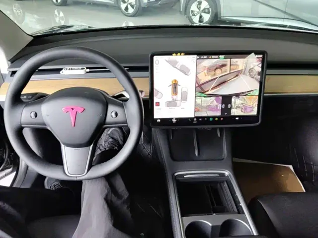 Tesla Model 3 — Фото автомобиля 9
