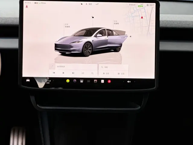 Tesla Model 3 — Фото автомобиля 5