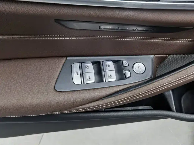BMW 5 Series — Фото автомобиля 9
