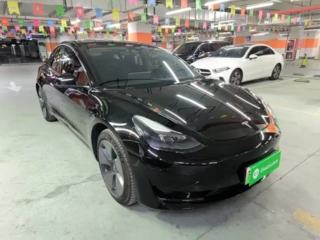 Tesla Model 3 — Фото автомобиля 3