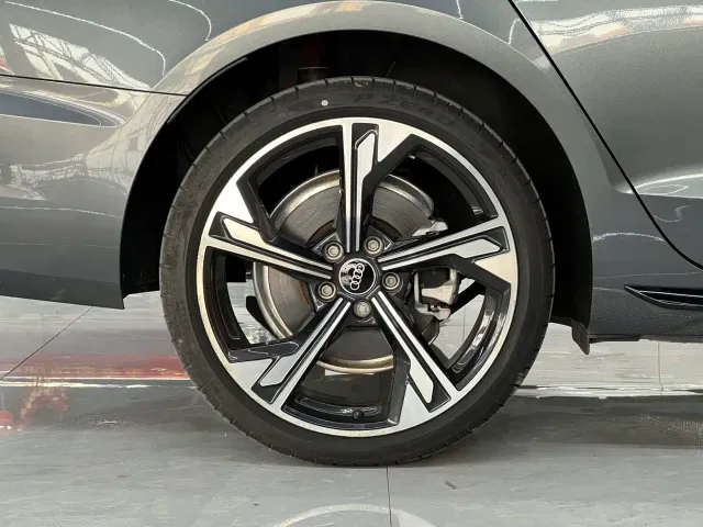 Audi A4L — Фото автомобиля 13