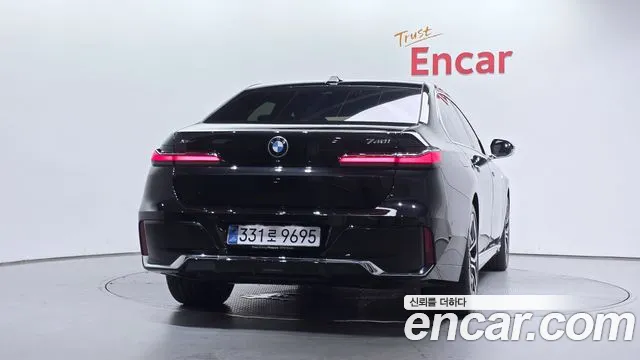BMW 7-Series 7 серия (G70) 740i xDrive M Sport — Фото автомобиля 4