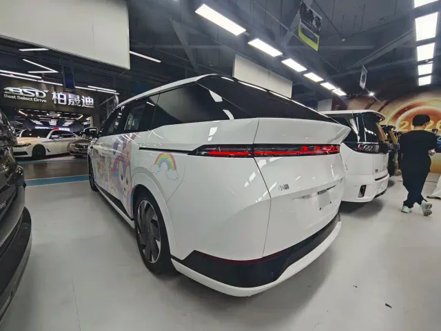 Xpeng X9 — Фото автомобиля 5