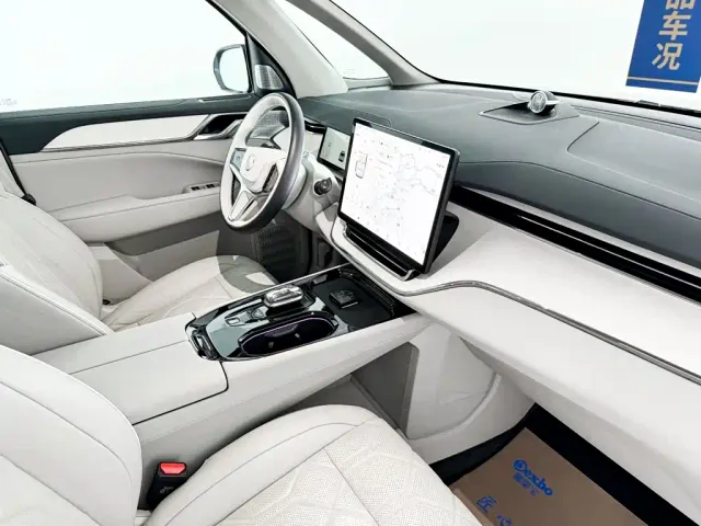 Volvo EM90 — Фото автомобиля 17
