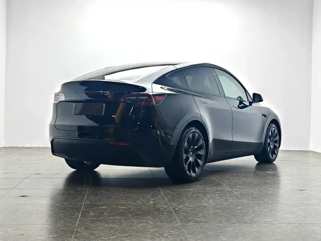 Tesla Model Y — Фото автомобиля 6