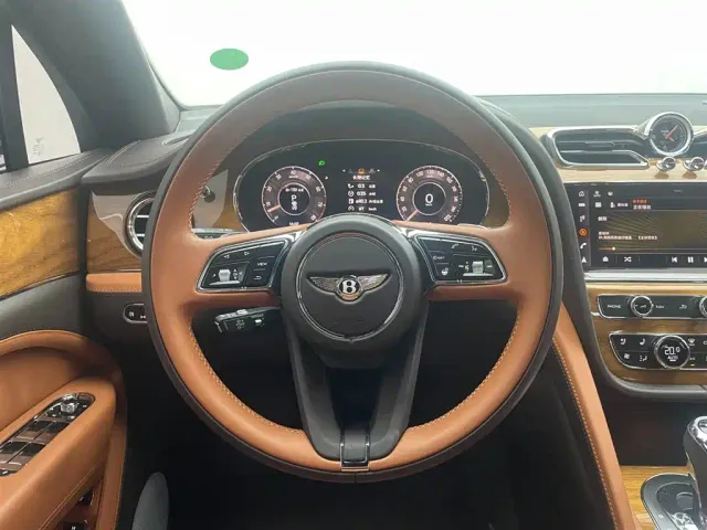 Bentley Bentayga — Фото автомобиля 14