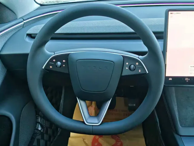 Tesla Model 3 — Фото автомобиля 10