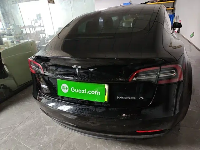Tesla Model 3 — Фото автомобиля 5