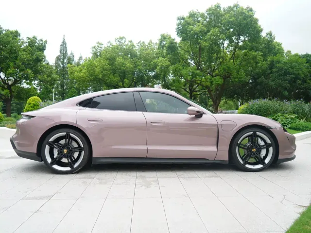 Porsche Taycan — Фото автомобиля 9