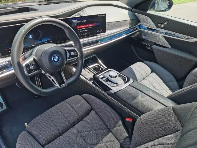 BMW i7 M70L — Фото автомобиля 11
