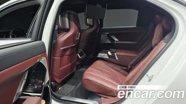 BMW 7-Series — Фото автомобиля 11