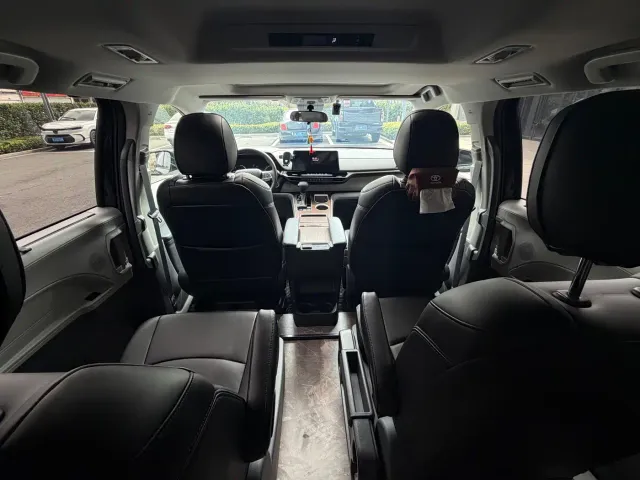 Toyota Sienna — Фото автомобиля 13