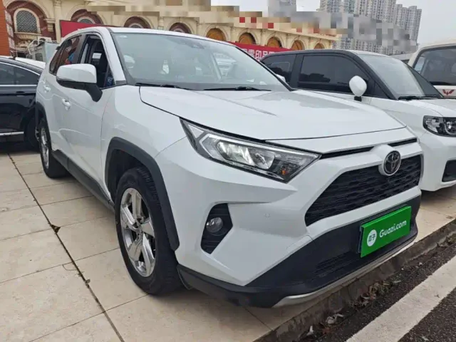 Toyota RAV4 — Фото автомобиля 3