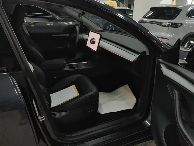 Tesla Model Y — Фото автомобиля 8