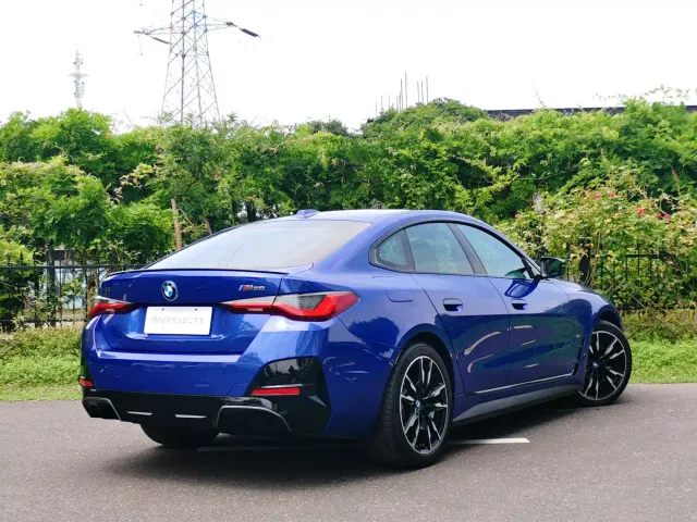 BMW i4 M50 — Фото автомобиля 4