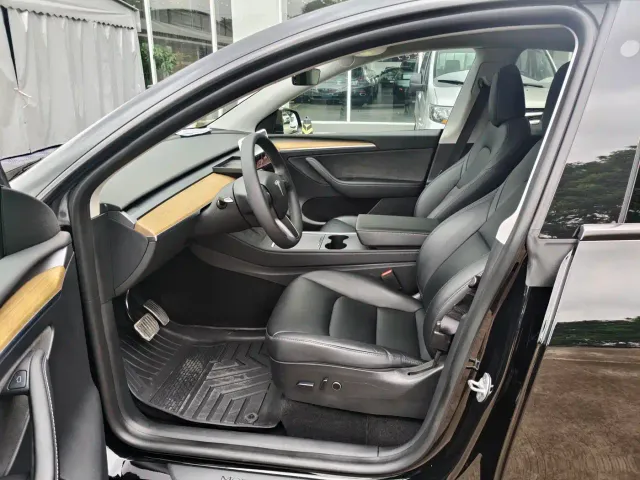 Tesla Model Y — Фото автомобиля 11