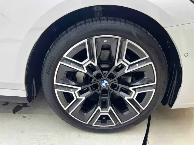 BMW 5 Series — Фото автомобиля 13