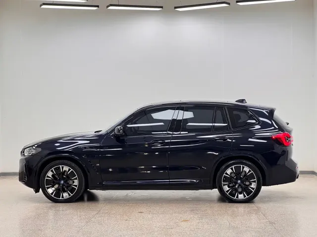 BMW iX3 — Фото автомобиля 7