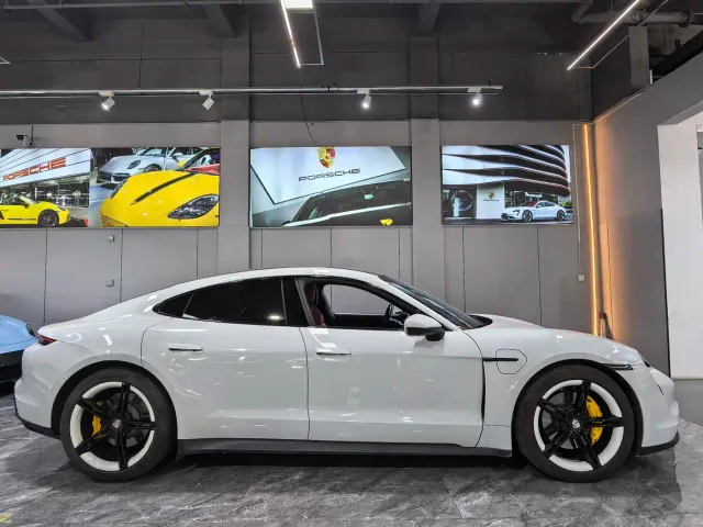 Porsche Taycan — Фото автомобиля 4