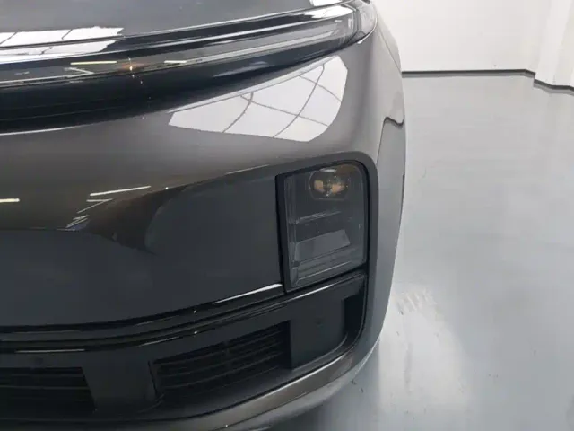 Li Auto L8 — Фото автомобиля 23