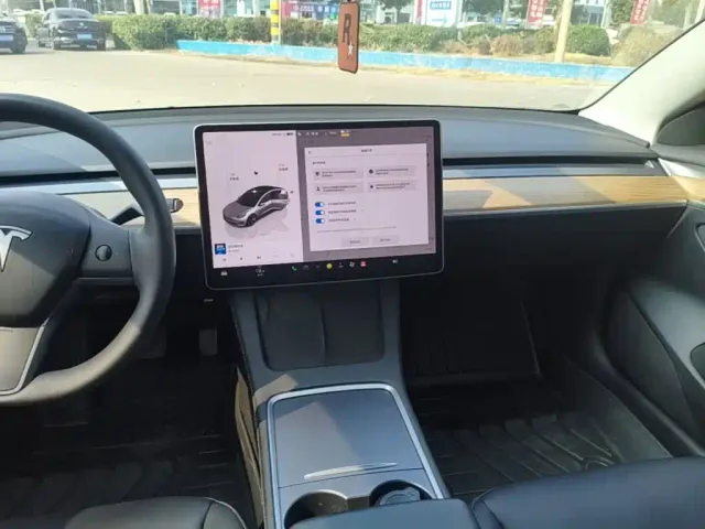 Tesla Model 3 — Фото автомобиля 12