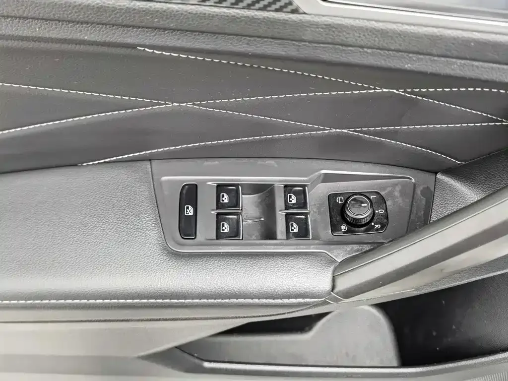 Volkswagen Tiguan L 2022 330TSI Auto 2WD R-Line Premium Edition — Фото автомобиля 9