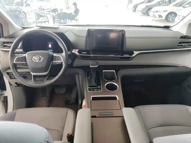 Toyota Toyota Sienna 2023 2.5L Hybrid Luxury Edition — Фото автомобиля 9