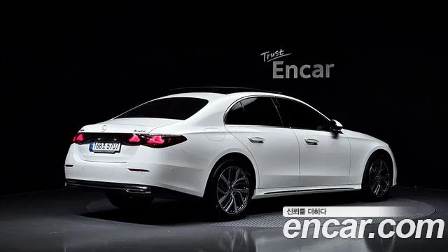 Mercedes-Benz E-Class — Фото автомобиля 2