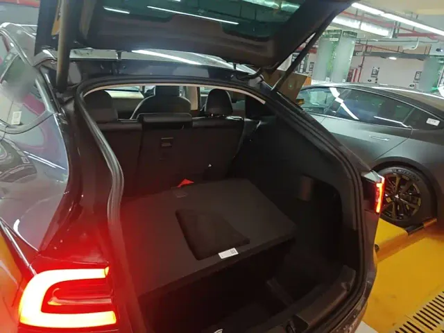 Tesla Model Y — Фото автомобиля 18