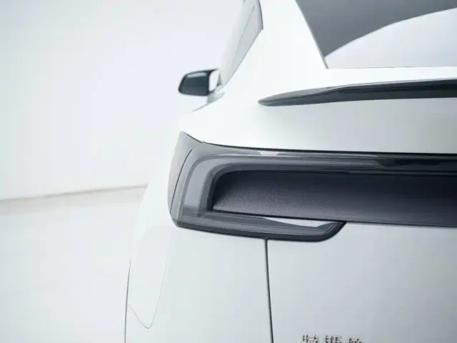 Tesla Model Y — Фото автомобиля 13