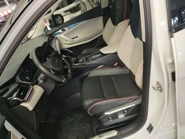 Lynk & Co Lynk & Co 06 2020 1.5T Halo — Фото автомобиля 14