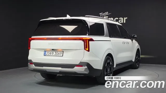 Kia Carnival Generation 4 — Фото автомобиля 2