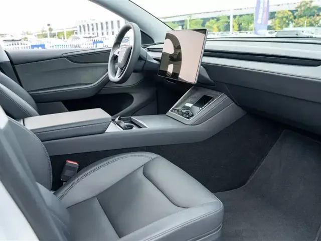 Tesla Model Y — Фото автомобиля 13