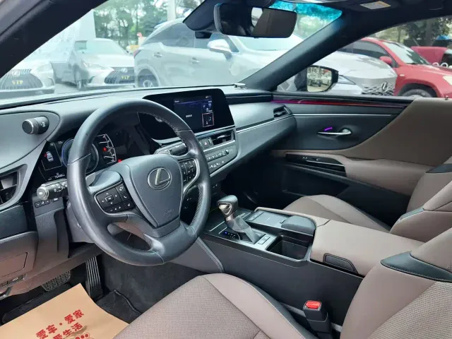 Lexus ES — Фото автомобиля 4